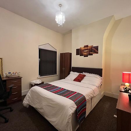Lovely Room Within 5 Mins Walk To Stoke Train Station With Double And Single Room Exterior foto