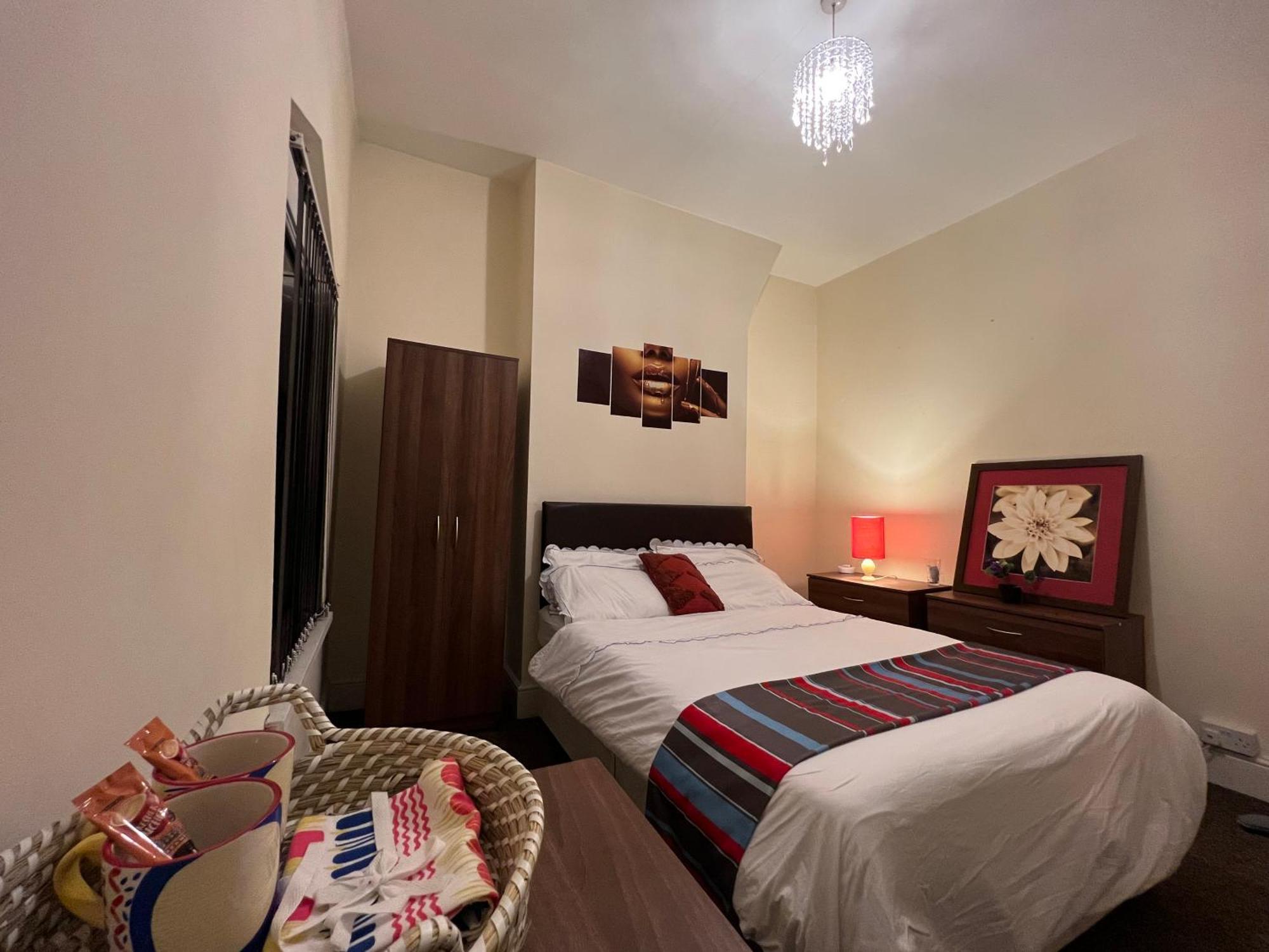 Lovely Room Within 5 Mins Walk To Stoke Train Station With Double And Single Room Exterior foto