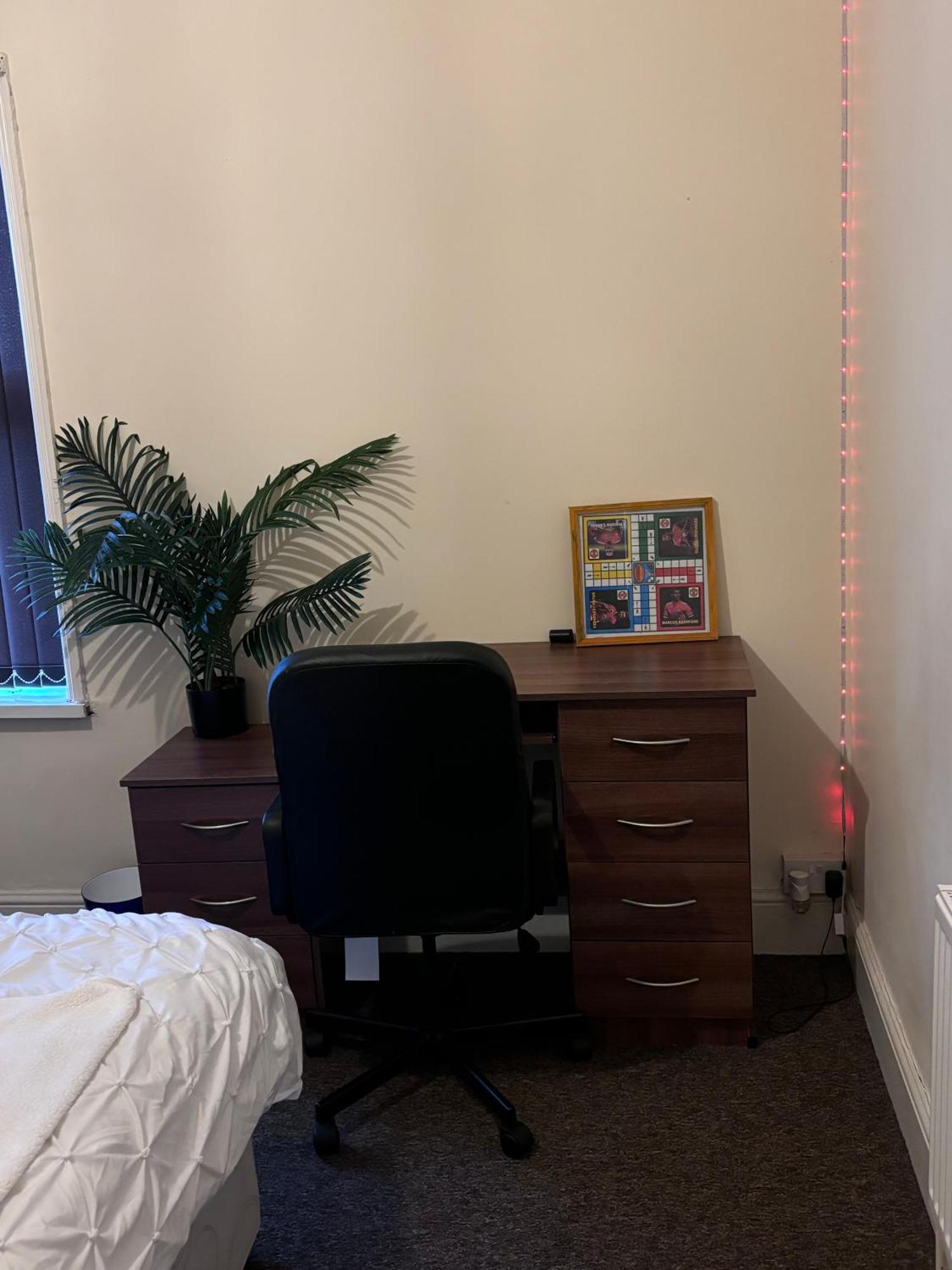 Lovely Room Within 5 Mins Walk To Stoke Train Station With Double And Single Room Exterior foto