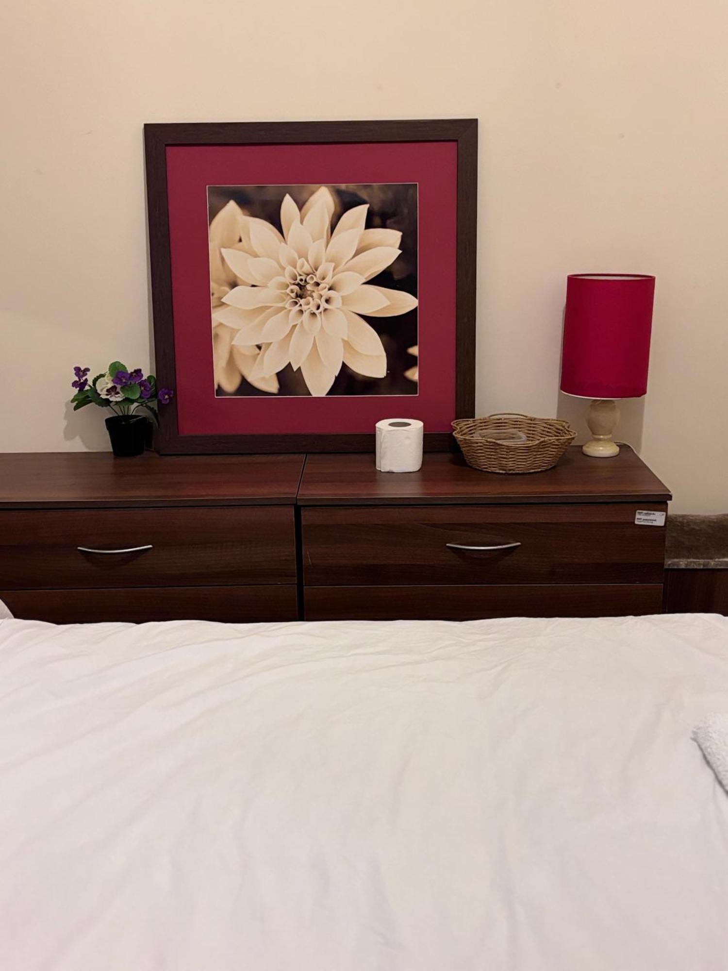 Lovely Room Within 5 Mins Walk To Stoke Train Station With Double And Single Room Exterior foto