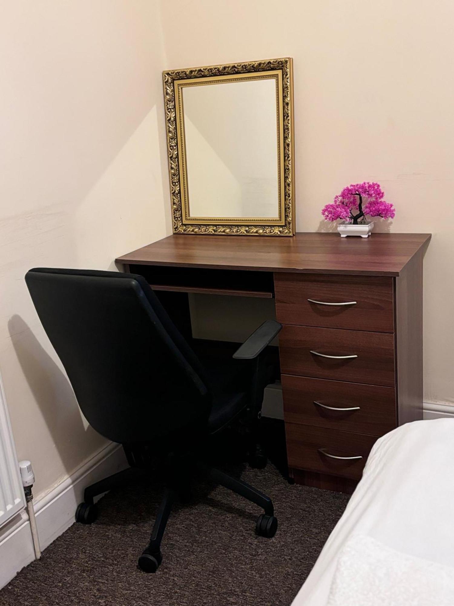 Lovely Room Within 5 Mins Walk To Stoke Train Station With Double And Single Room Exterior foto