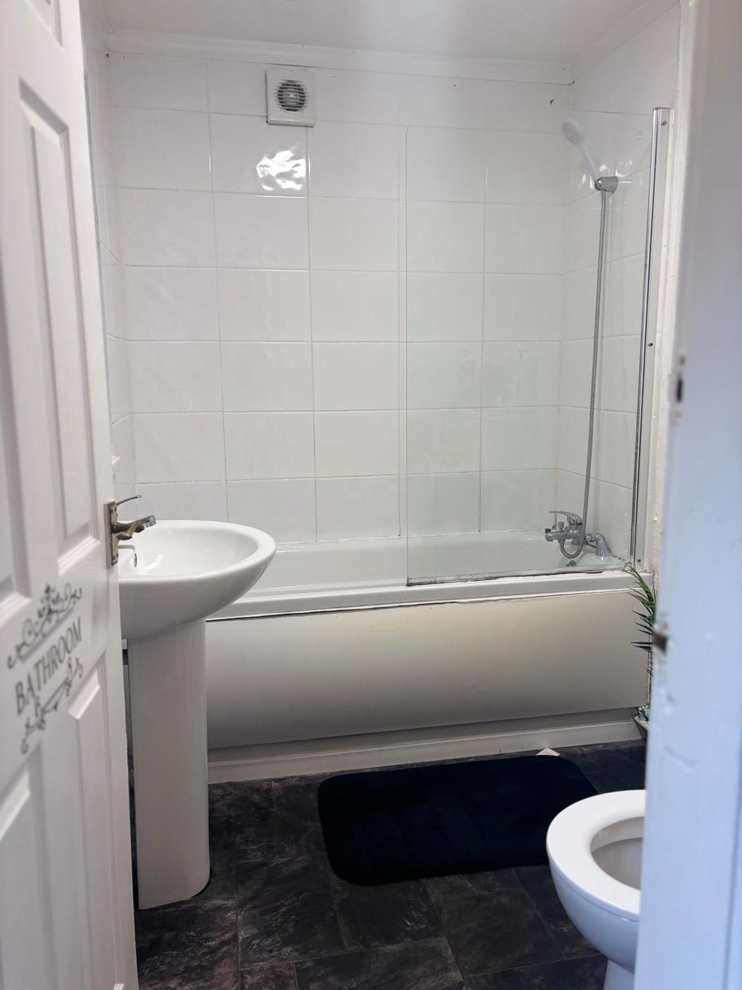 Lovely Room Within 5 Mins Walk To Stoke Train Station With Double And Single Room Exterior foto