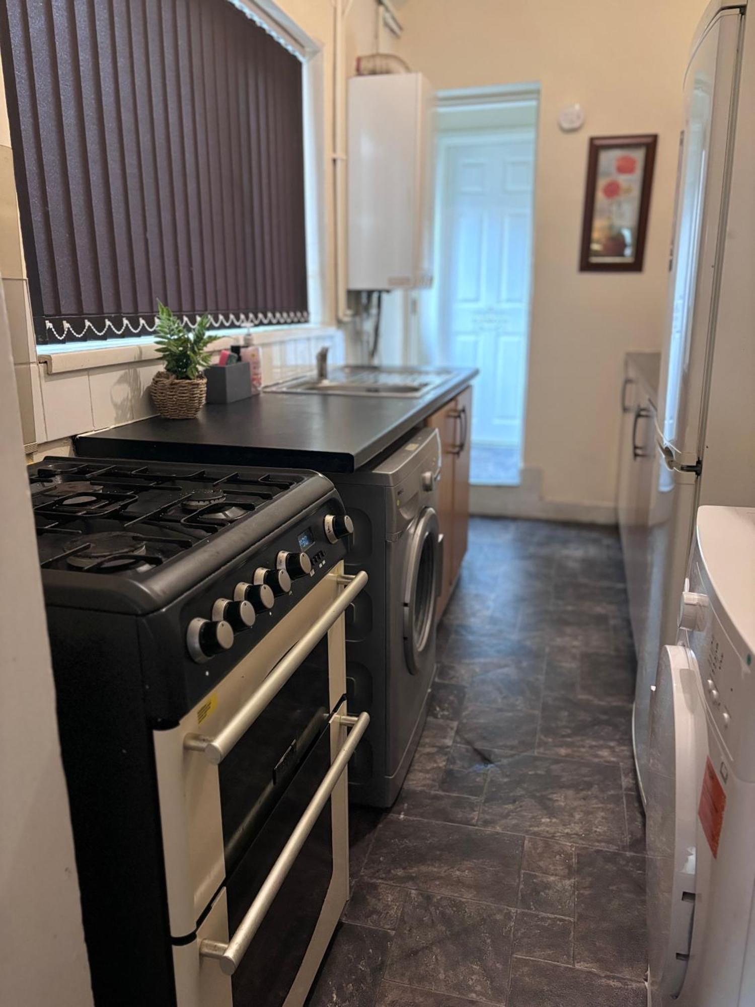 Lovely Room Within 5 Mins Walk To Stoke Train Station With Double And Single Room Exterior foto