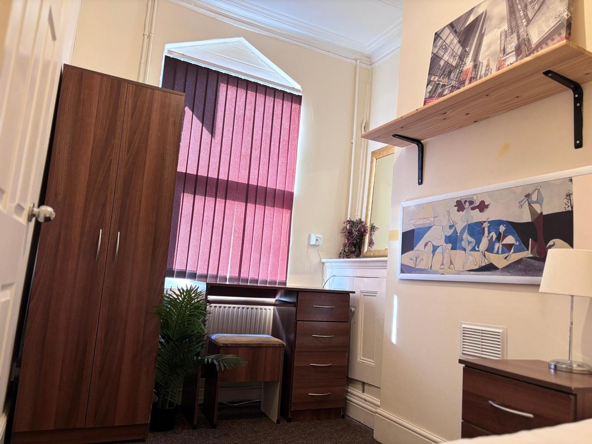 Lovely Room Within 5 Mins Walk To Stoke Train Station With Double And Single Room Exterior foto